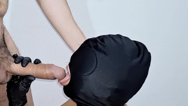MynameisJuly: Une fille soumise avec un masque taille une grosse bite...