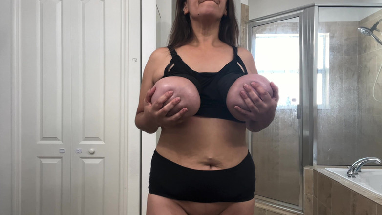 VeeVee Vixen: Пощечина себе сиськами