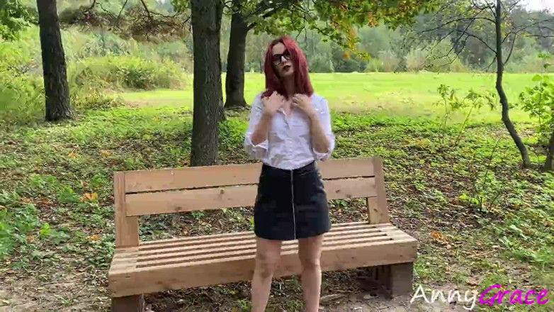 AnnyGrace: sekretri poshaak pahni hot larki kapre utaarti hai, bench par...