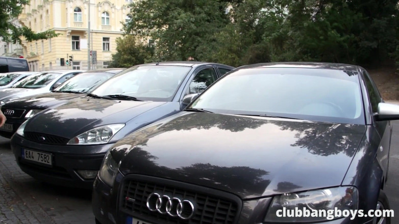 Club Bang Boys: Üç adam bilek güreşinde gücü karşılaştırıyor