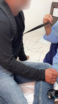 Komal scopa con la faccia
