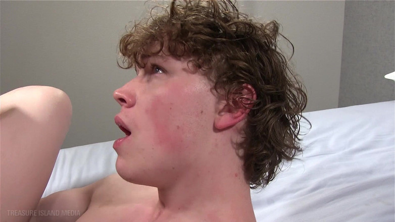 Treasure Island Media: Daddy Cream Mel'in lil beyaz yanaklarını pompalıyor