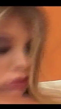 Blond biała nastolatka dostaje tyłek zerżnięta przez Wielkiego Czarnego Kutasa umięśnionego czarnego faceta