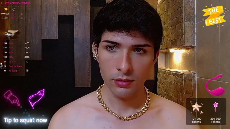 Diego_latinboy: Une Colombienne mince avec une grosse bite énorme s’excule dans la...