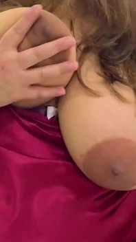 Schöne braut mit dicken titten, betrügende ehefrau in der hochzeitsnacht mit freund des ehemanns gefickt
