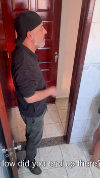 Banyoda üvey kız kardeşine sürtünerek boşalıyor