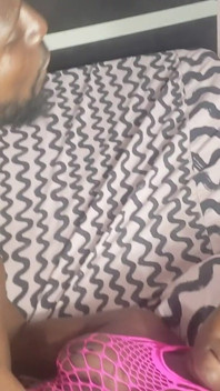 Wanita dalam merah jambu sukakan zakar saya