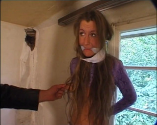 Absolute BDSM films - The original: Demütigt muschi-piercing mit beinfesseln