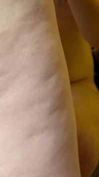 Prsatá milf manželka dostává náhodné creampie do její chlupaté kundičky - Mléčná Mari