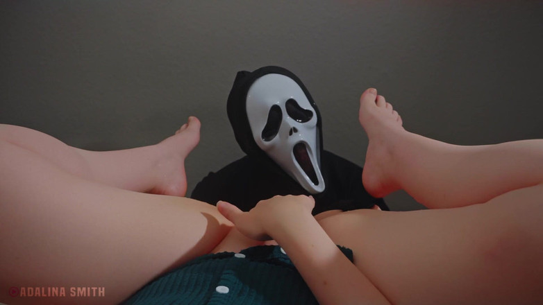 Adalina Smith: Muncrat di wajah hantu dan membiarkannya mengambil celana dalamku