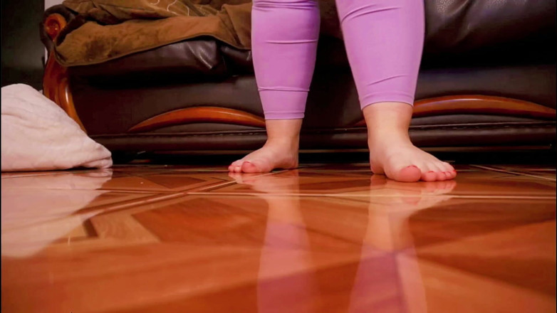 AssGives: Der riesin zerquetscht dich mit ihren füßen