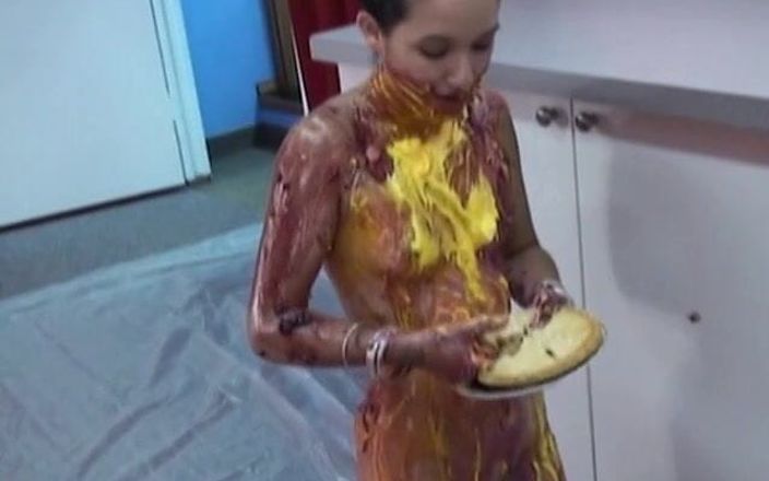 Solo Sensations: छोटे स्तनों वाली सेक्सी लड़की के साथ किचन में पाई का मज़ा