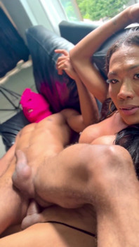 Saya mengongkek teman lelaki saya yang sedap dan kuat dengan zakar latina manis saya