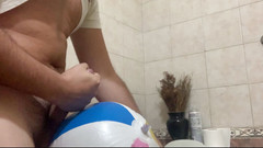 Inflatable Lovers: V koupelně s míčem na pláži