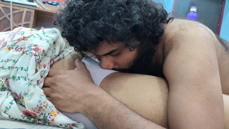 Vaigavarun45: Si bacia culo e figa e lecca