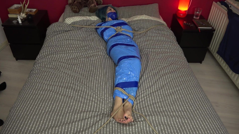 Restricting Ropes: Luna Grey - 在床上被木乃伊