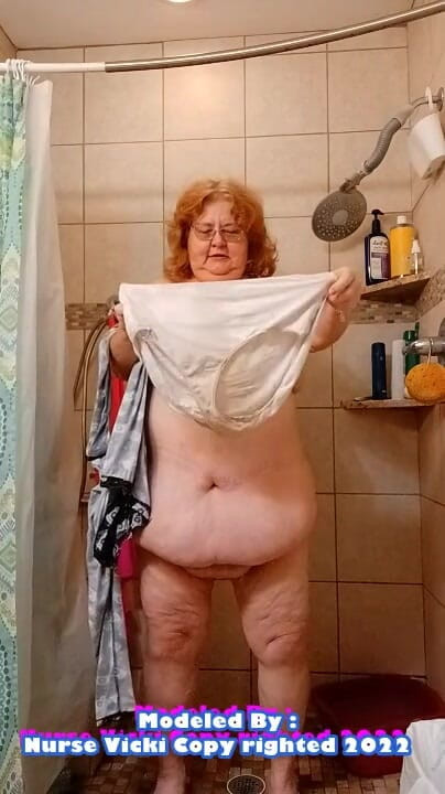 BBW nurse Vicki adventures with friends: Писсинг показывает