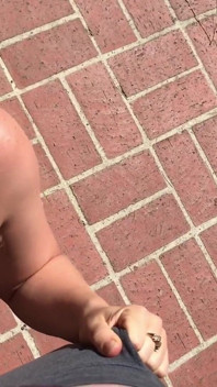 Une MILF dans la cour baise son voisin