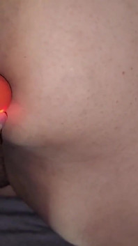 Honey Play box joi vibrátor je ideální pro díry tohoto sexuálního otroka