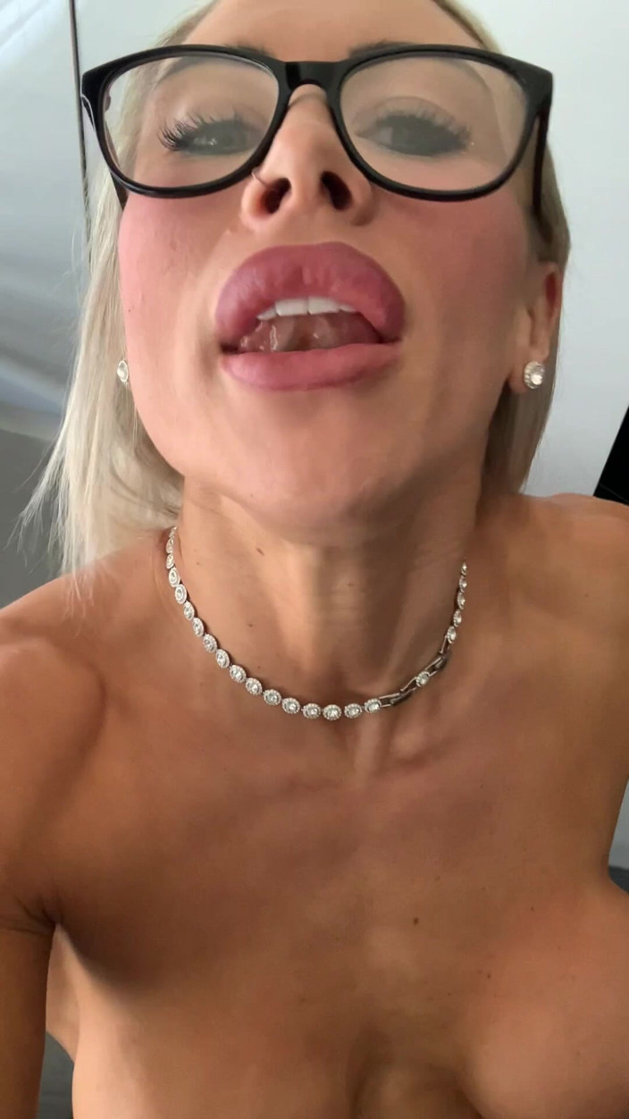 CALLIE ROKS: Vientre gaseoso pedos musculoso