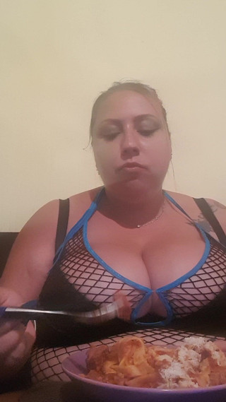 LoraBbw: Rellenando mi auto con pasta / pienso