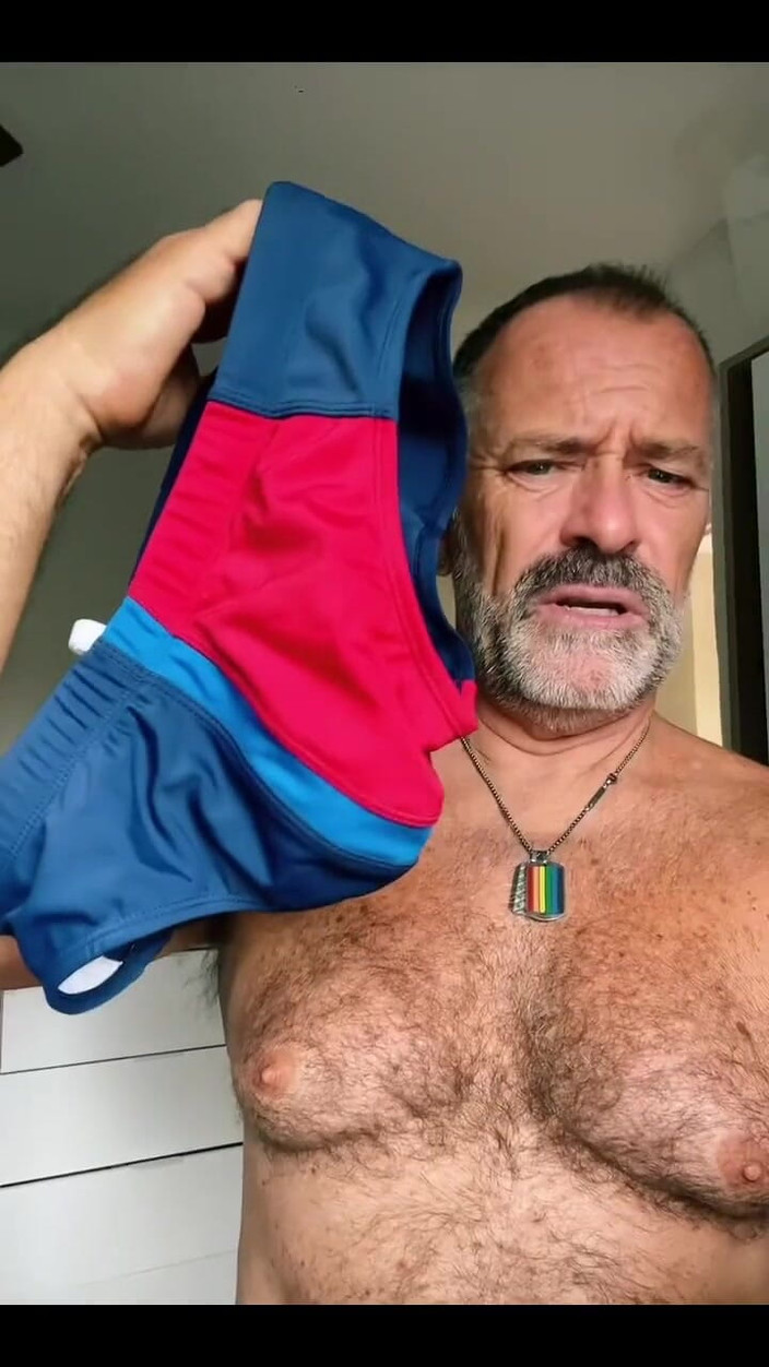 Daddybearvlc: Mencoba Speedos yang Kamu Kirim!! Kau ingin tetap anonim tapi...