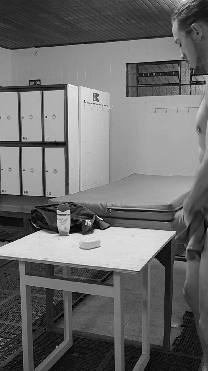 Hakam: Hunk Bloke Towel Drop Show