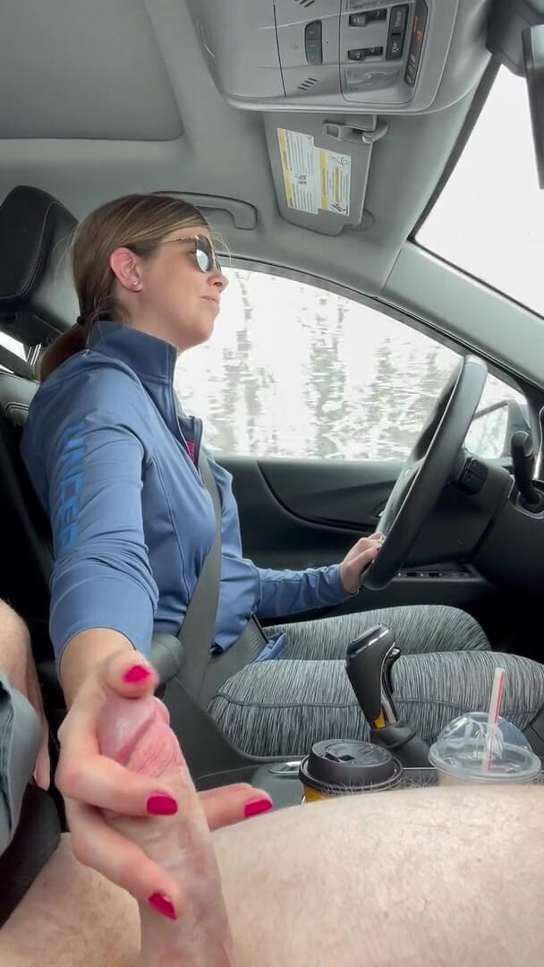 Lisa Brooks: Bonita morena chega e me masturba em seu carro
