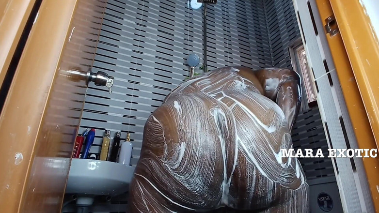 Mara Exotic: Hora de ducha con milf gorda culona - mara exótica