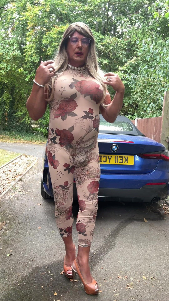 Kellycd2022: La sexy travestita kellycd2022 in una sexy tuta floreale see...