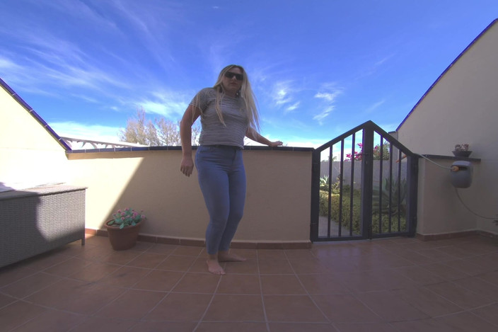 VR Sunshine: Wanhopige spijkerbroek buitenshuis plassen