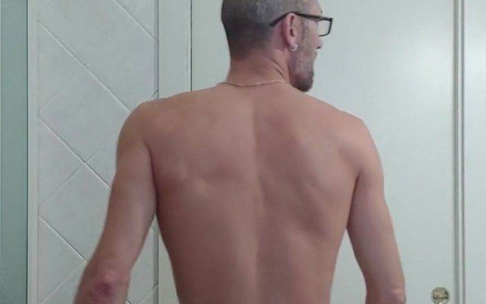 Boy jerking off: E ora vuoi venire a fare una doccia con me?
