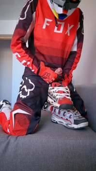 ฉันใส่ Mxgear และเย็ดรองเท้าผ้าใบ Osiris ของฉัน