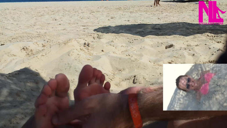Nyllady: Io che mi solletico in piedi sulla spiaggia
