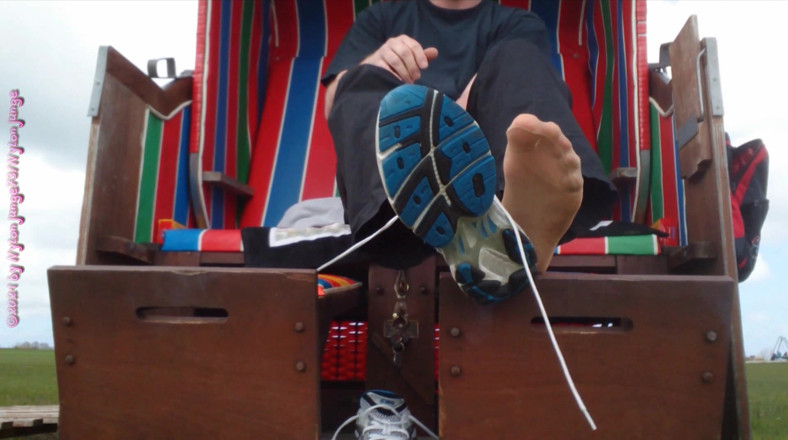 Carmen_Nylonjunge: Snapshot of my nylon feet in the beach 2 - Vacation Wangerland -