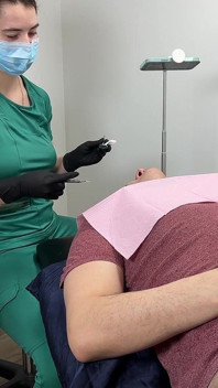 Y tá Bunny kiểm tra răng đa góc của Dr. Canada
