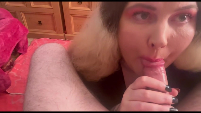 MissFFW: Curvă curvă suge pula și are parte de o ejaculare facială...