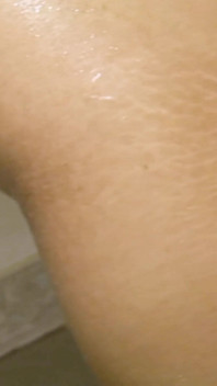 Seksi Taylandlı kız Eve otelde sert yaraklı bir turist tarafından sikiliyor