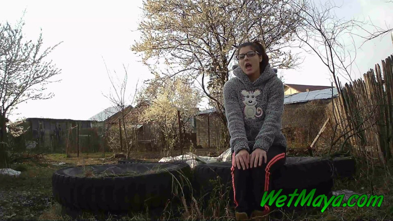 Wet Maya: Pișându-se pe niște anvelope vechi în curte