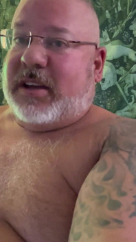 Un gros beau-père baise la chair à la lumière d’une grosse bite géante