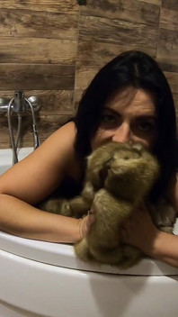 Pisse dans la baignoire avec un manteau de fourrure et des collants 198