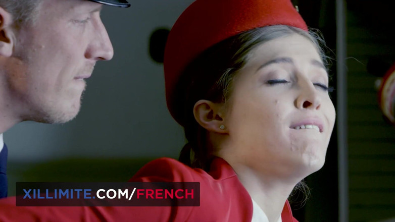 French girls at work: Podczas gdy pasażerowie na lot odpoczywają