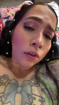 Klitty från Svakom suger på min klitoris och fuktar min fitta med flera explosiva orgasmer