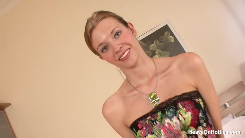 Heavy on Hotties: 18 let - vůbec první porno pro línou bohyni Angel Hott