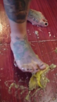 Una banana viene calpestata da una miLF bionda tatuata
