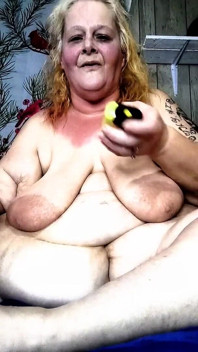 Elle est la championne poids lourds du monde chevauchant cette grosse bite noire