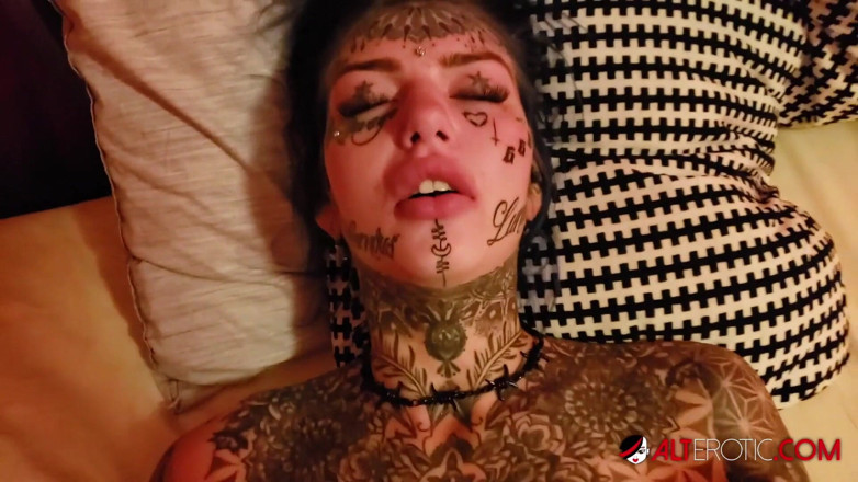 Alt Erotic: Người đẹp Amber Luke thèm khát một con cu to