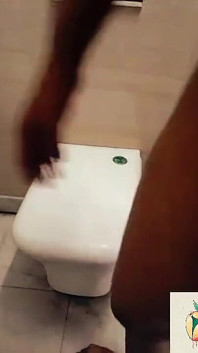 Gadis seksi lagi asik fingering memeknya di panggilan video sendirian di rumah