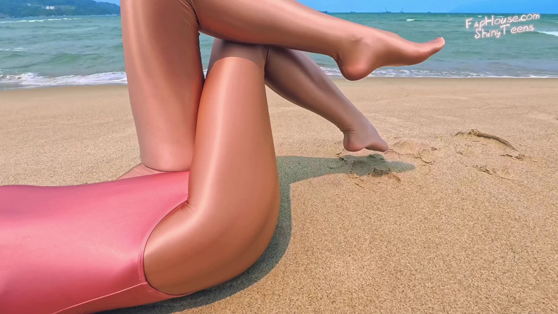 Shiny teens: 901 Ciorapi din elastan Shiny Gold și Leotard pe plajă