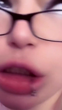 Ragazzina monella influencer scopata in faccia da un fan